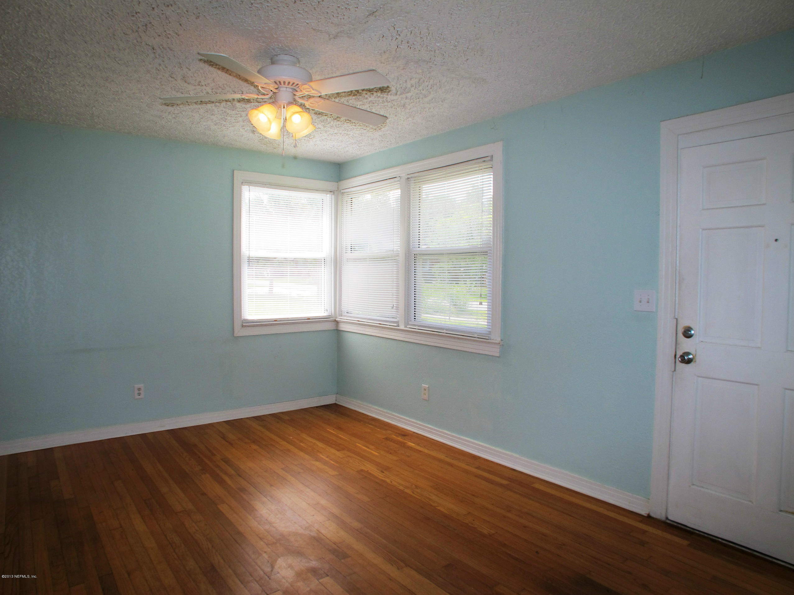 9721 Kline Road Jacksonville, FL 32246 - Photo 5 of 18 Living Room View 2