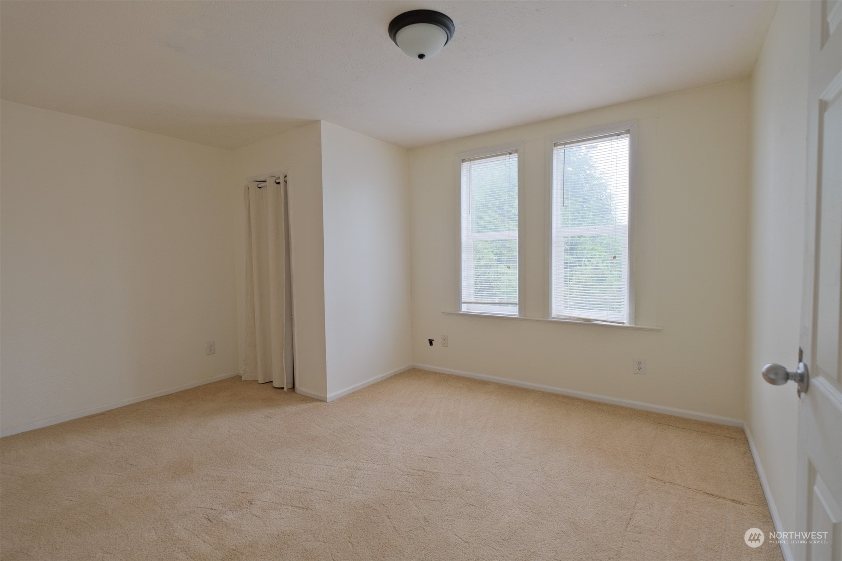 525 Wells Avenue South Renton, WA 98057 - Photo 17 of 25 an empty room with windows