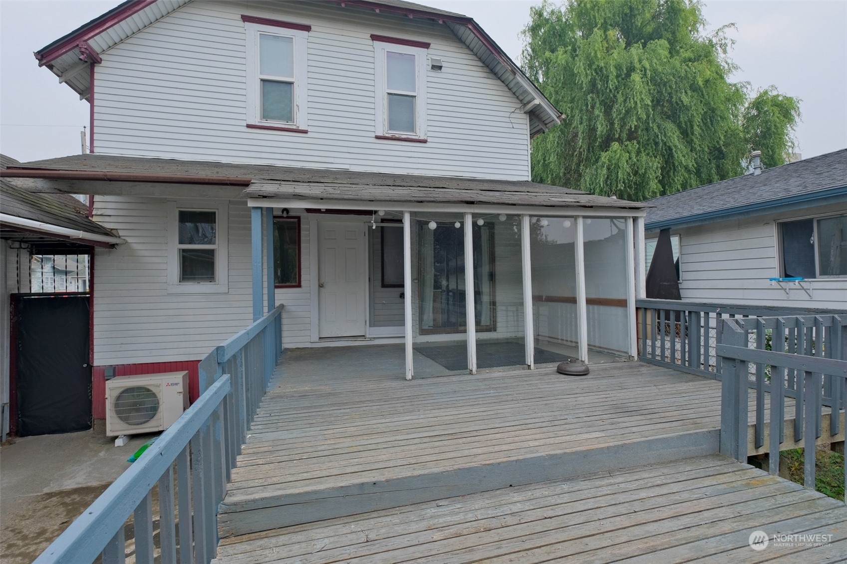 525 Wells Avenue South Renton, WA 98057 - Photo 18 of 25 a view of a house with a balcony
