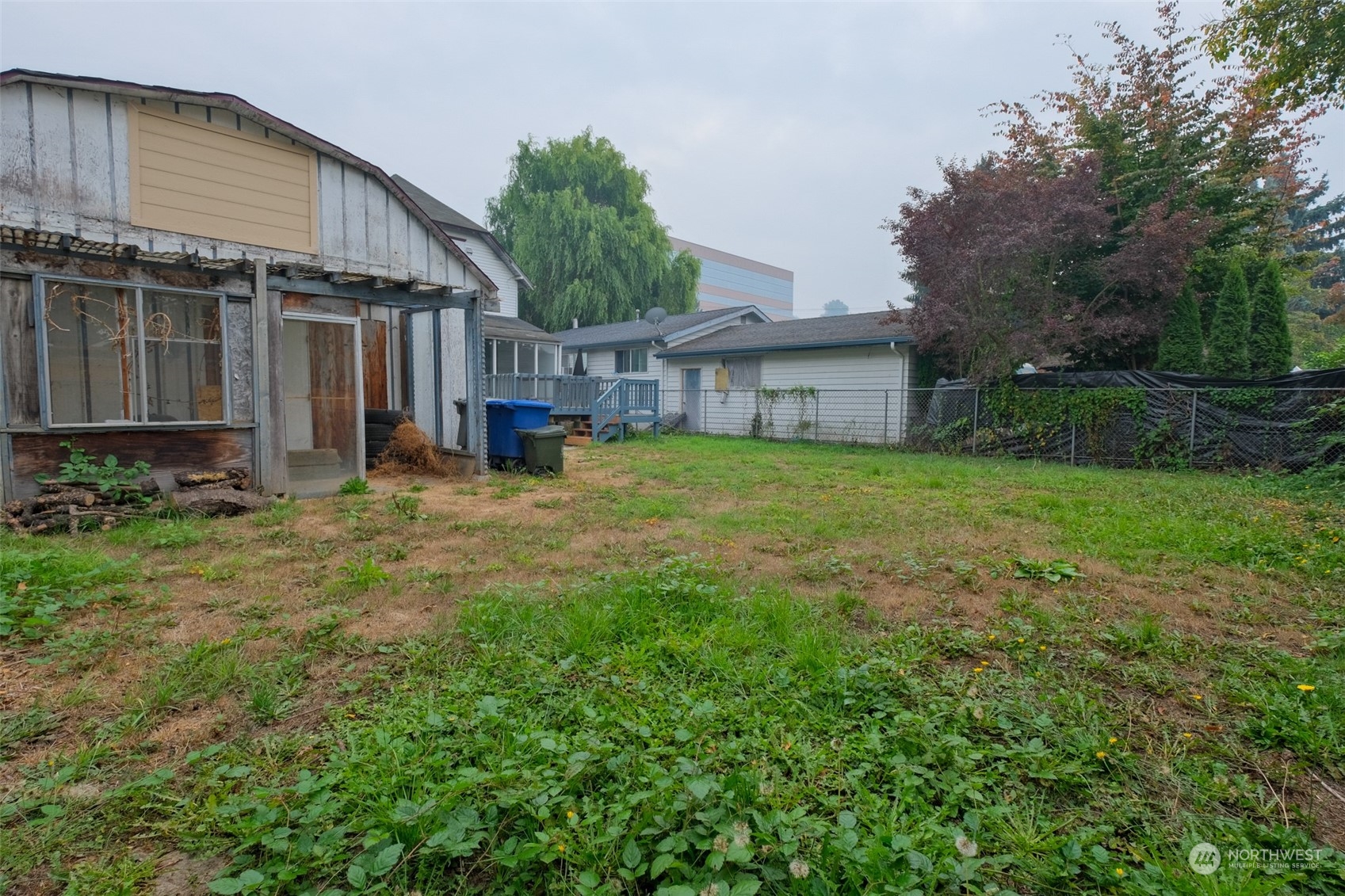525 Wells Avenue South Renton, WA 98057 - Photo 20 of 25 a view of a house with backyard and garden