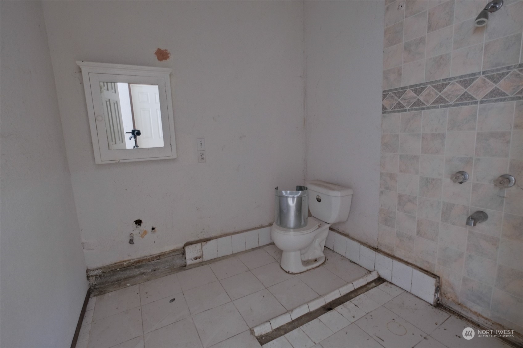 525 Wells Avenue South Renton, WA 98057 - Photo 25 of 25 a bathroom with a toilet
