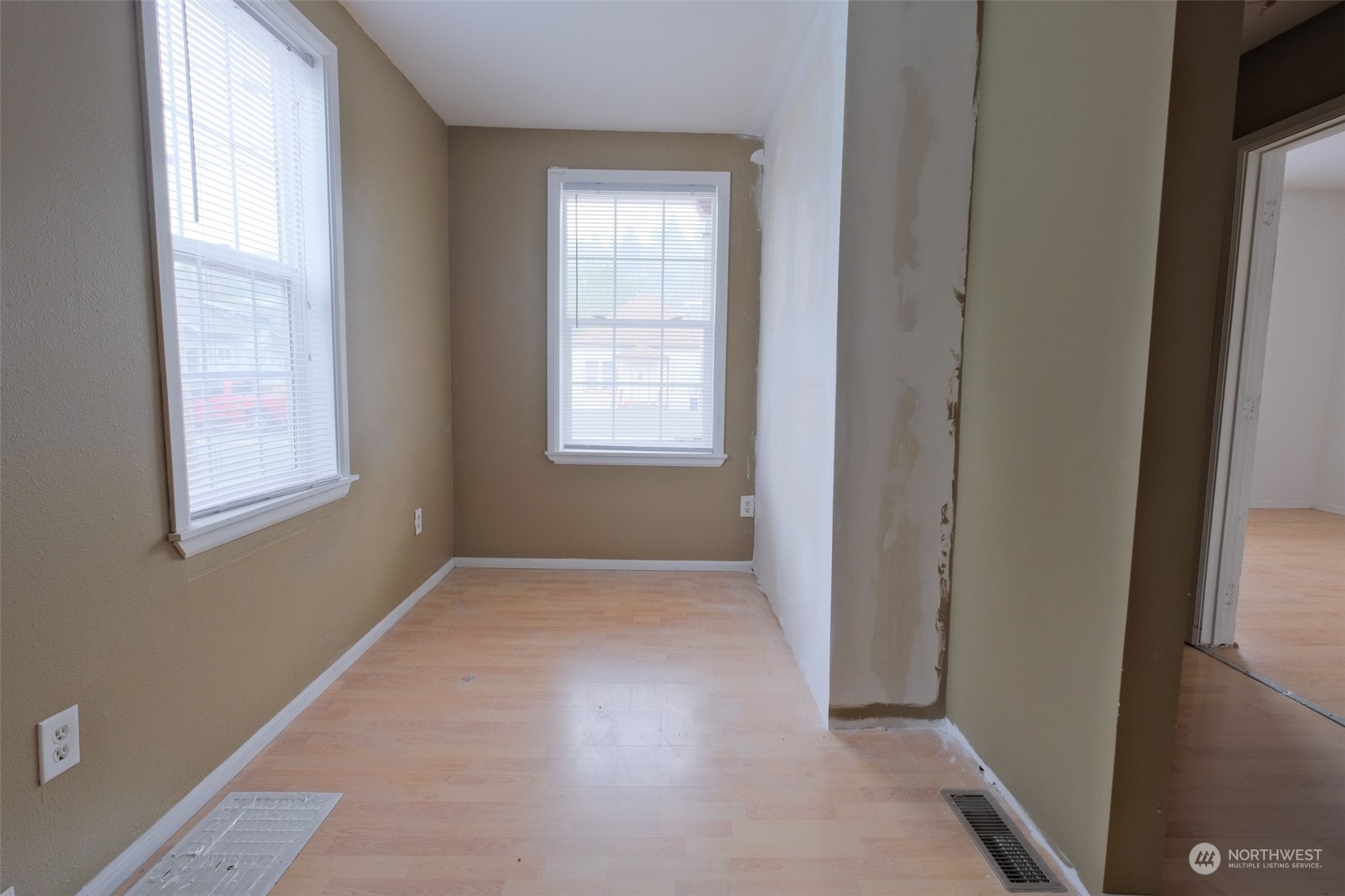 525 Wells Avenue South Renton, WA 98057 - Photo 6 of 25 an empty room with windows