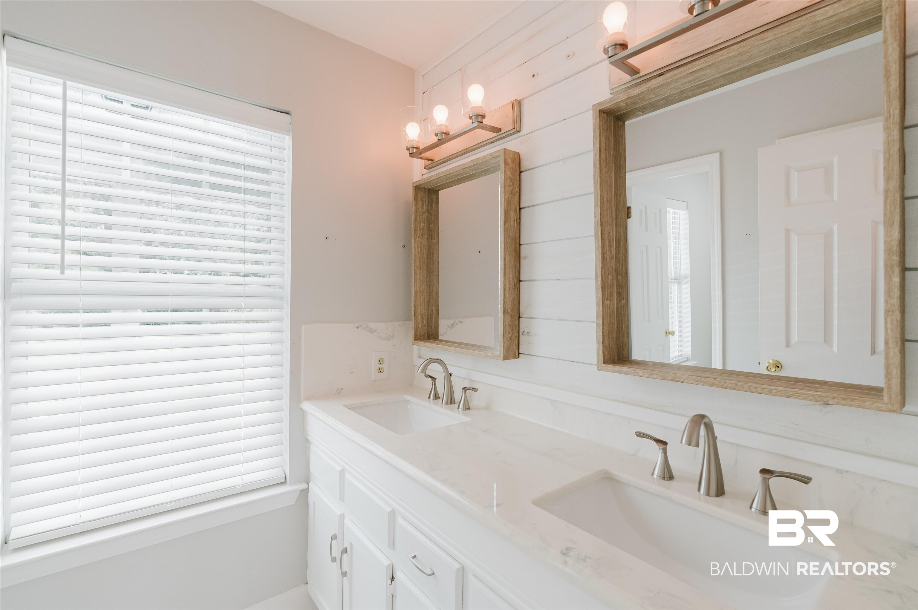 20460 Bishop Road Fairhope, AL 36532 - Photo 16 of 41 Full bath with plenty of natural light and double vanity