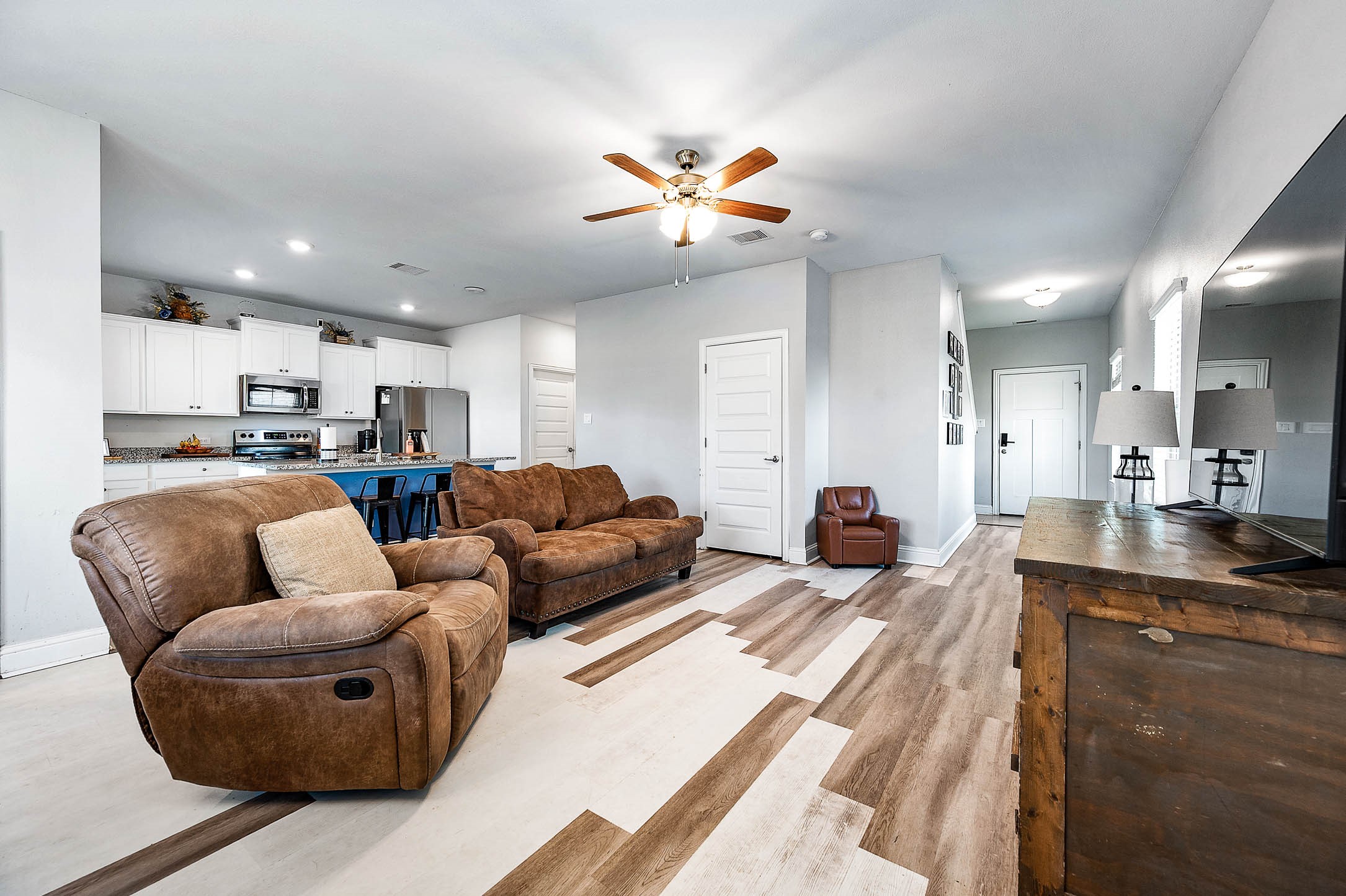 305 Bryan Way Angleton, TX 77515 - Photo 11 of 31 Living Rooms