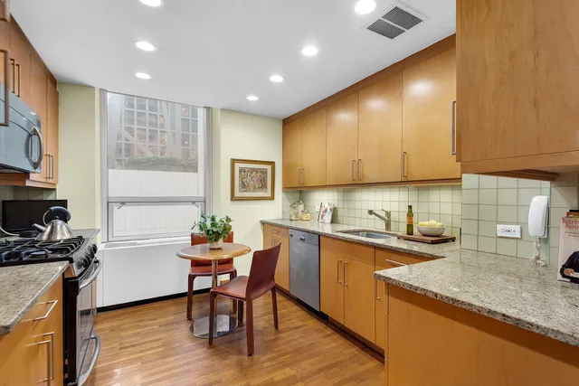 $2,500,000 | 15 West 53rd Street, Unit 12CJ | Midtown Central