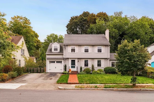 a view of a yard in front of a house