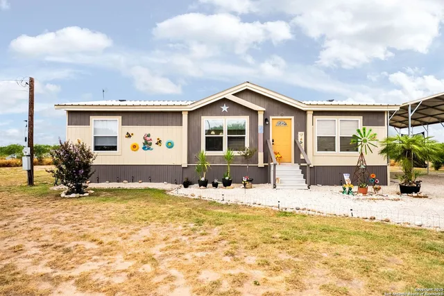 $255,000 | 380 Martin Avenue, Carrizo Springs, TX 78834