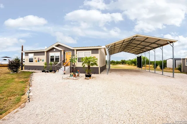 $255,000 | 380 Martin Avenue, Carrizo Springs, TX 78834