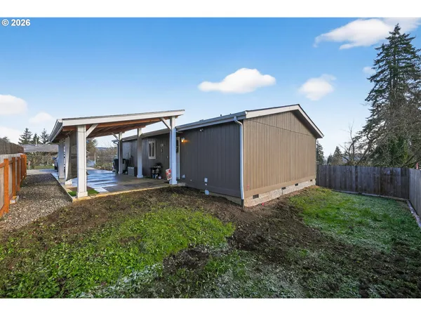 a view of a house with backyard