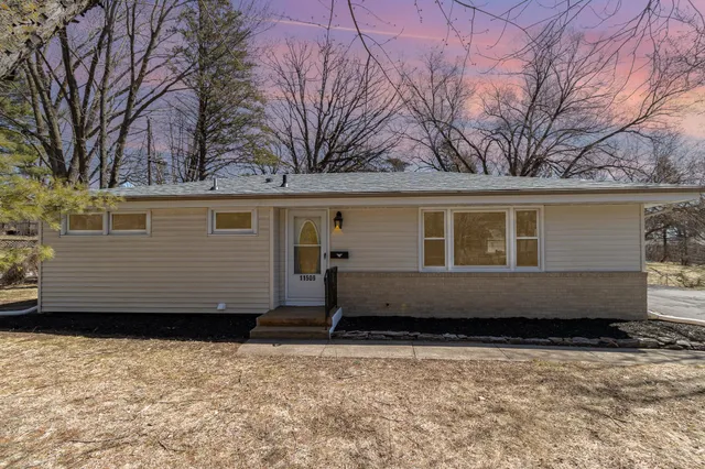 $2,600 | 11509 Palmer Road, Bloomington, MN 55437