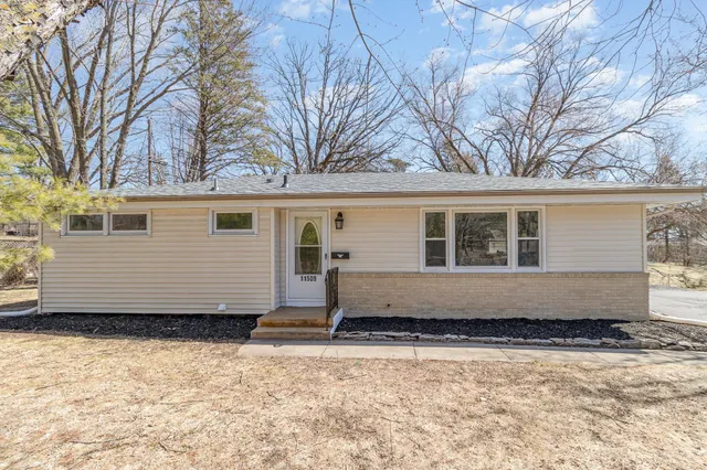 $2,600 | 11509 Palmer Road, Bloomington, MN 55437