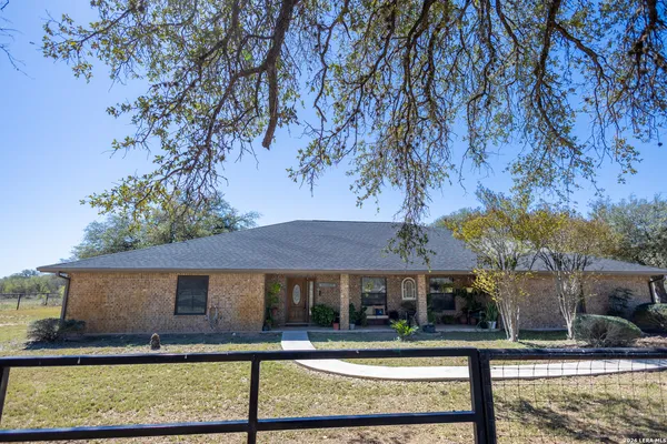 $825,000 | 1219 County Road 761, Devine, TX 78016