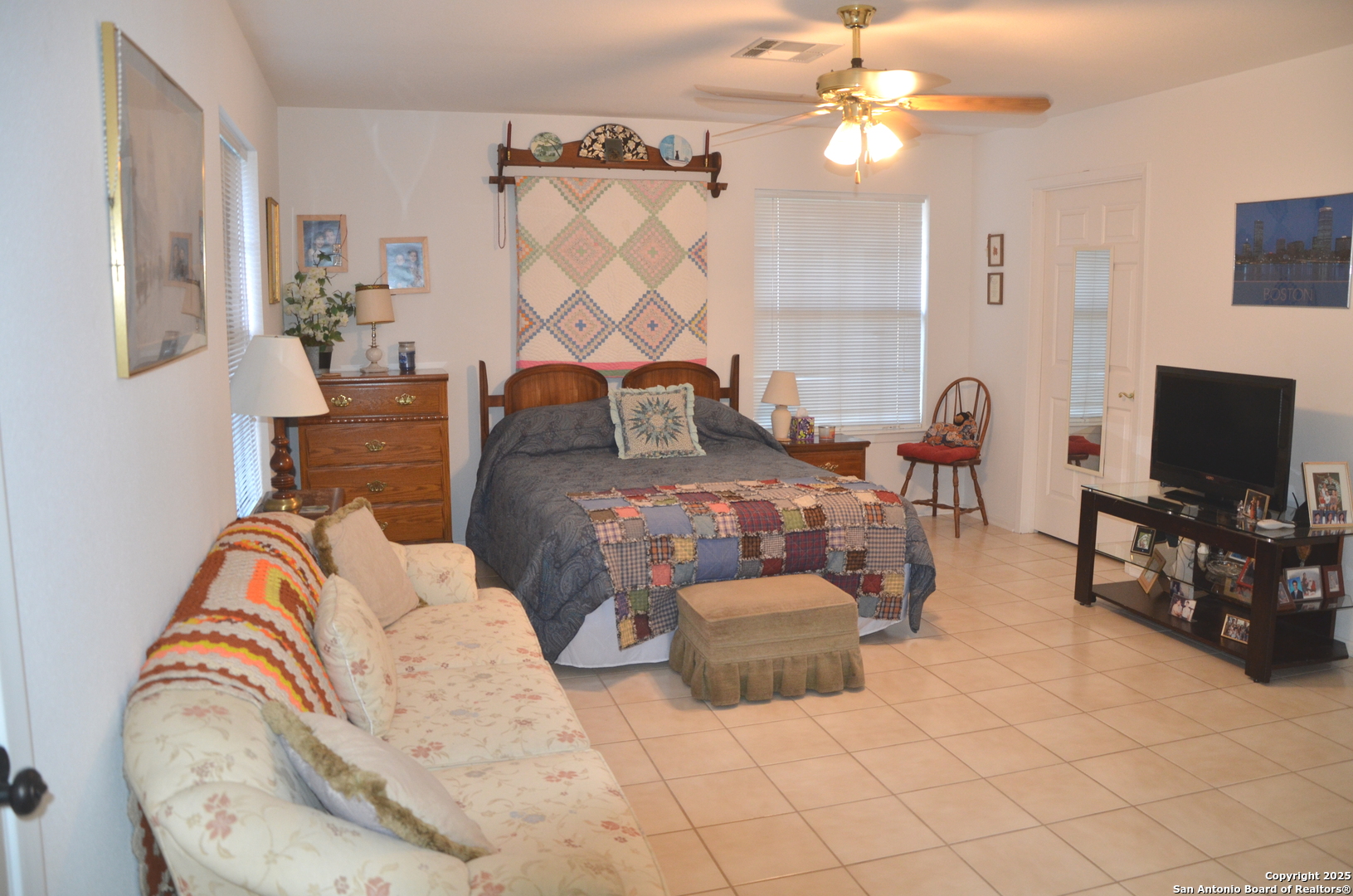 1219 County Road 761 Devine, TX 78016 - Photo 20 of 31 a living room with furniture and a flat screen tv