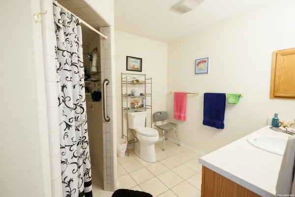 $825,000 | 1219 County Road 761, Devine, TX 78016