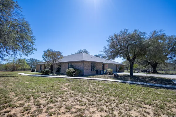 $825,000 | 1219 County Road 761, Devine, TX 78016