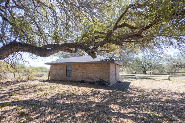 $825,000 | 1219 County Road 761, Devine, TX 78016