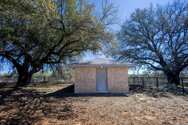 $825,000 | 1219 County Road 761, Devine, TX 78016