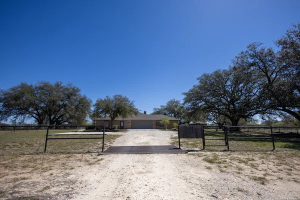 $825,000 | 1219 County Road 761, Devine, TX 78016