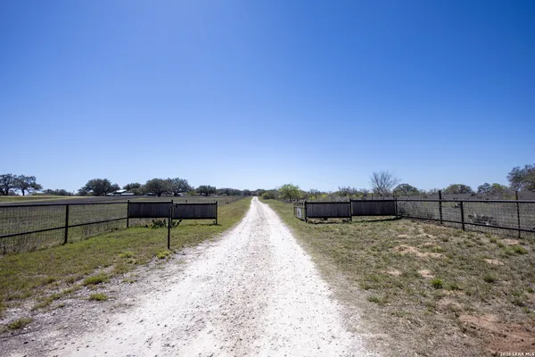 $825,000 | 1219 County Road 761, Devine, TX 78016