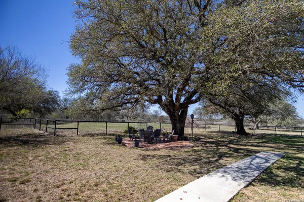 $825,000 | 1219 County Road 761, Devine, TX 78016