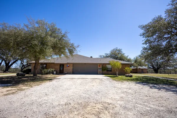 $825,000 | 1219 County Road 761, Devine, TX 78016