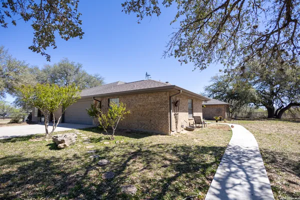 $825,000 | 1219 County Road 761, Devine, TX 78016