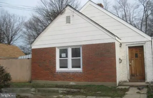 a view of a house with yard