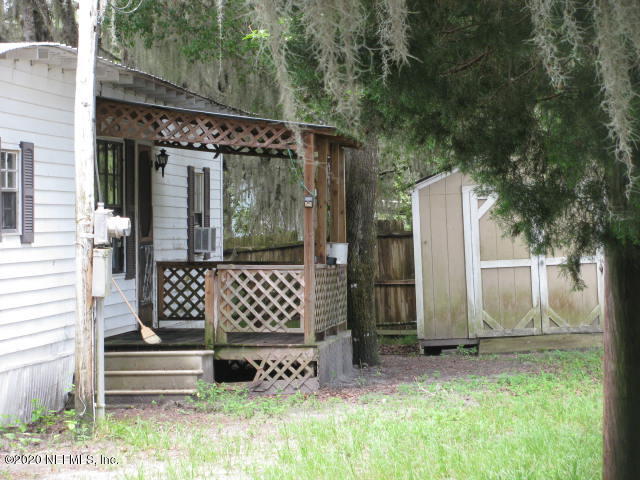 749 Georgetown Denver Road Crescent City, FL 32112 - Photo 4 of 13 FRONT PORCH & WELL HOUSE IMG_0009