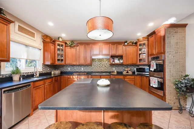 $1,950,000 | 1680 Lake Avenue, Merrick, NY 11566