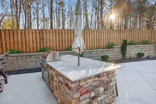 a view of a house with backyard