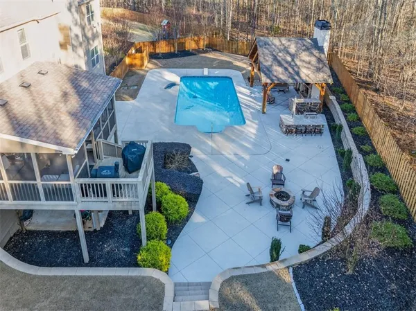 a view of a house with backyard
