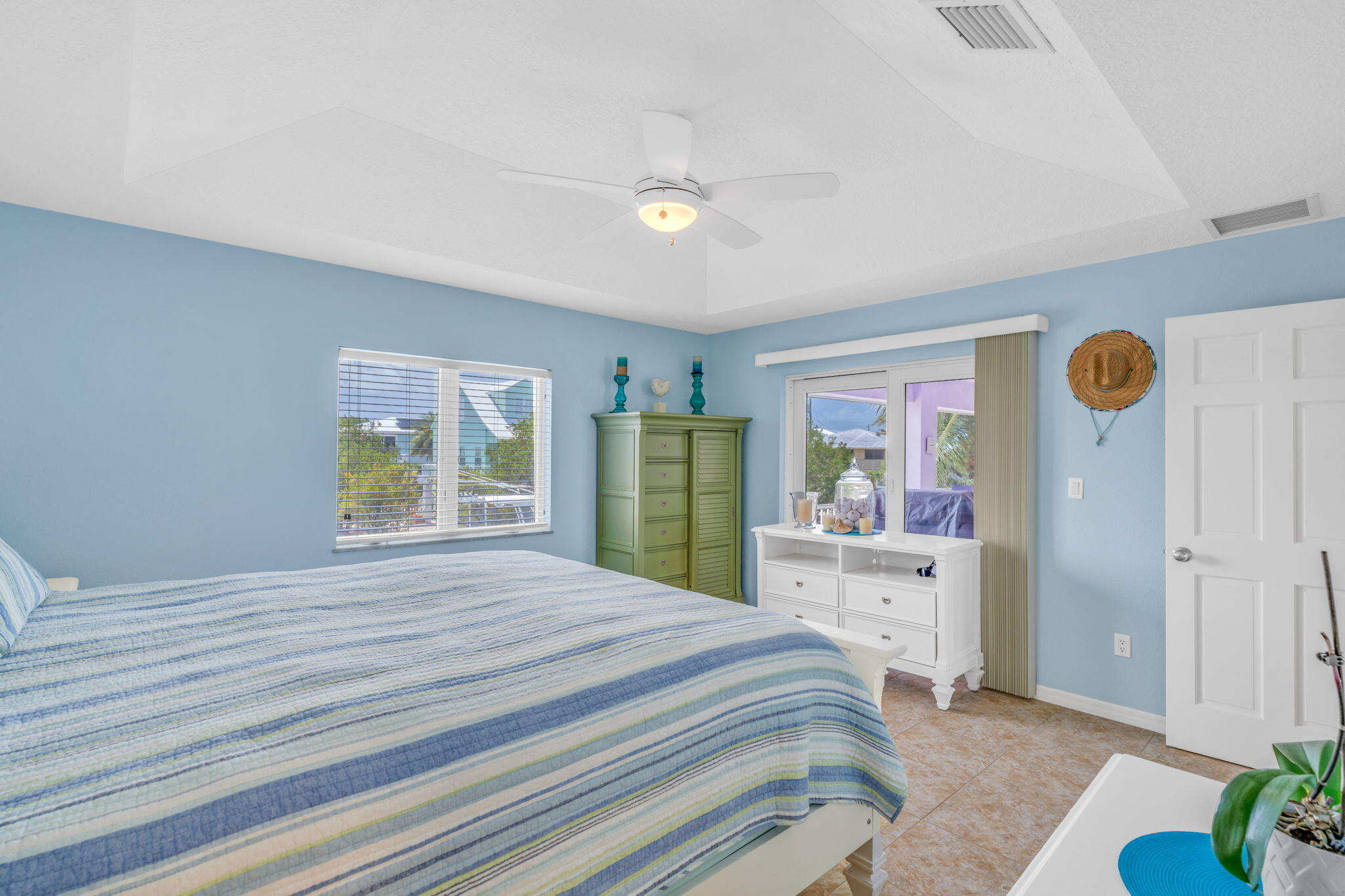 823 Indies Road Summerland Key, FL 33042 - Photo 19 of 48 a spacious bedroom with a bed and a dresser