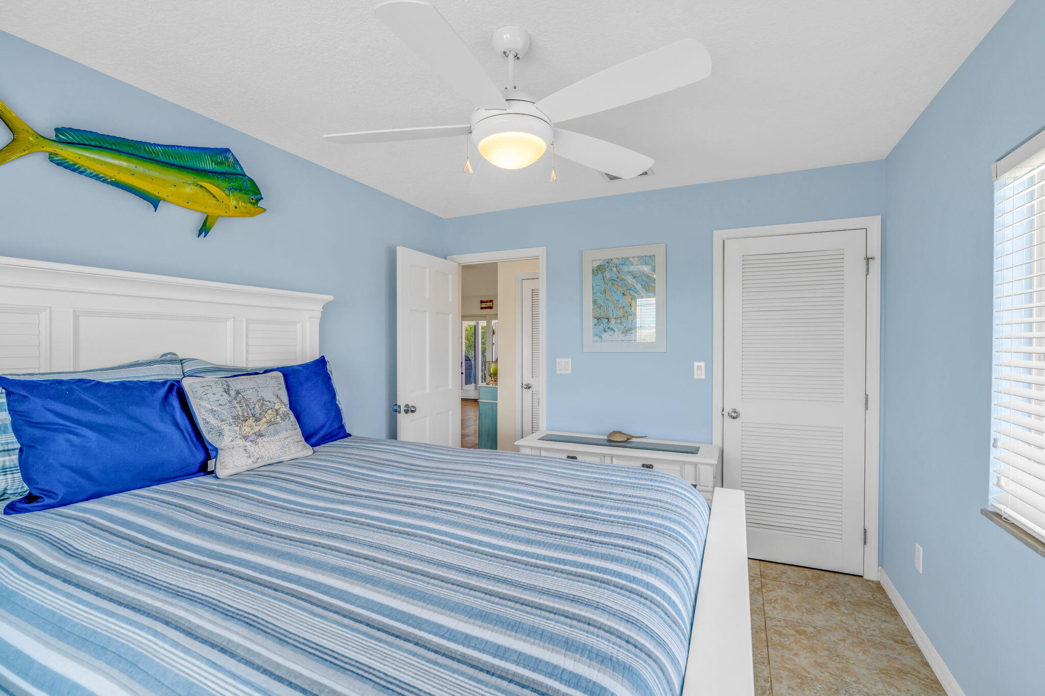 823 Indies Road Summerland Key, FL 33042 - Photo 23 of 48 a bedroom with a bed and a window