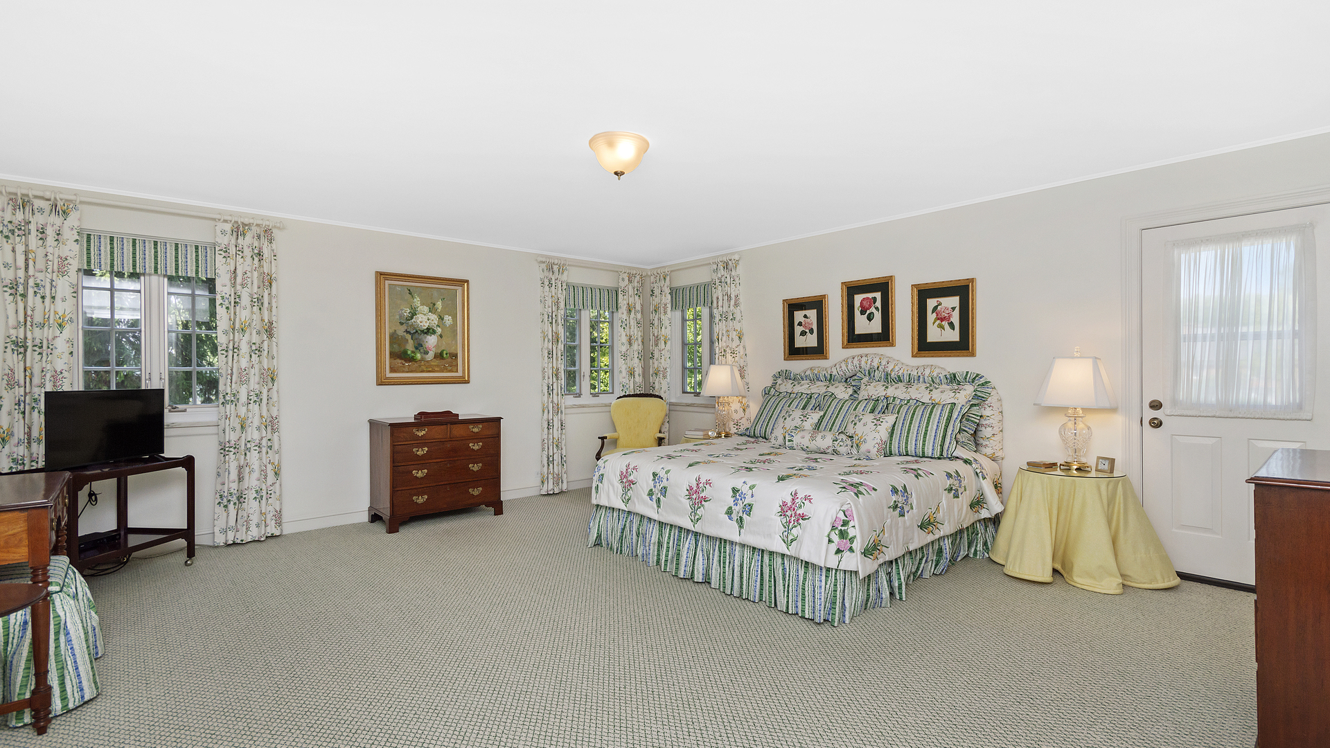 109 Woodley Road Winnetka, IL 60093 - Photo 13 of 24 a bedroom with a bed and a table in it