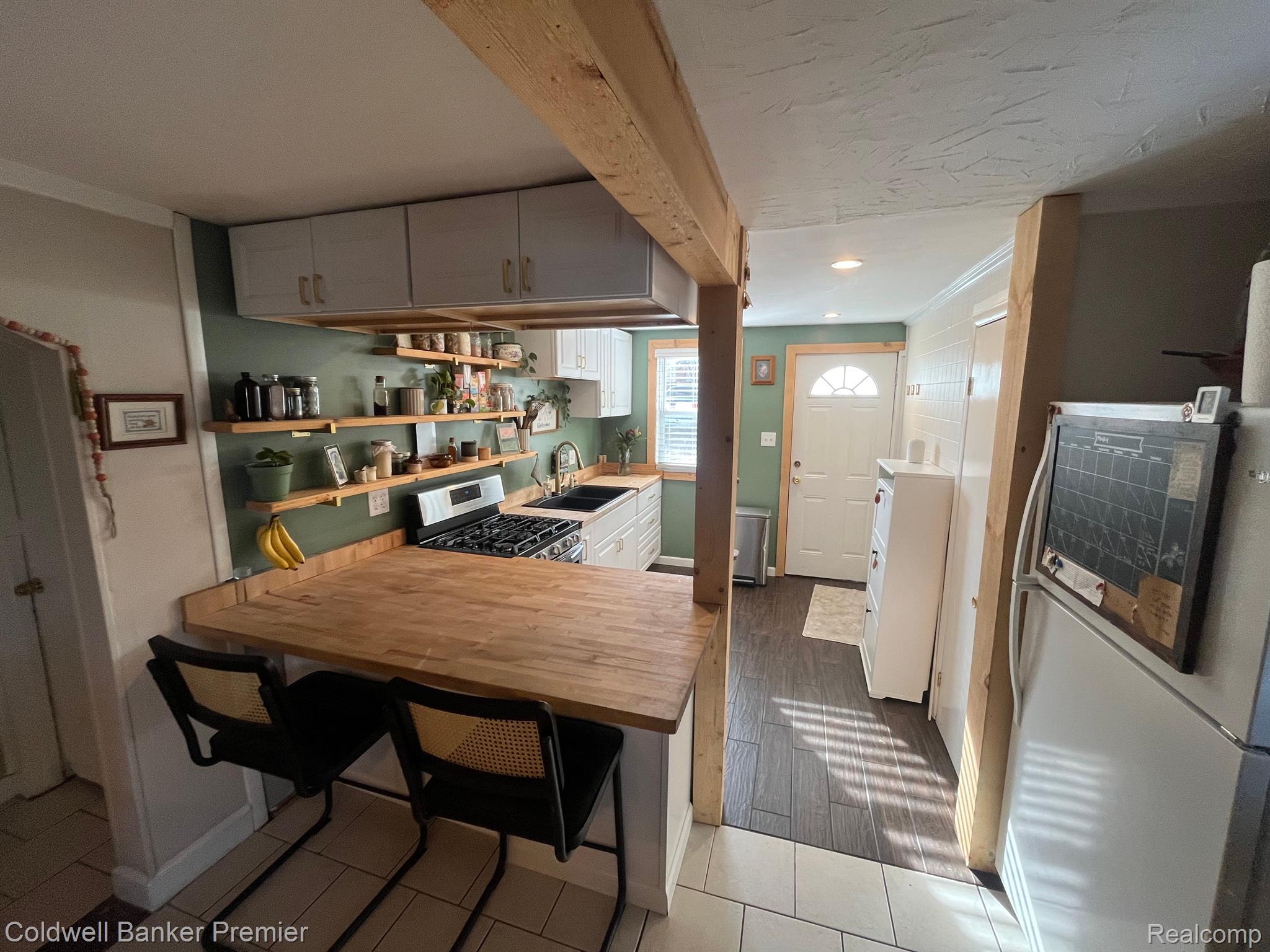39 Heights Road Lake Orion, MI 48362 - Photo 4 of 29 LL Kitchen Bar