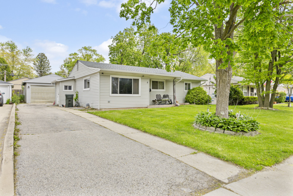 8 Sparrow Road Carpentersville, IL 60110 - Photo 1 of 23 Gallery Image 1
