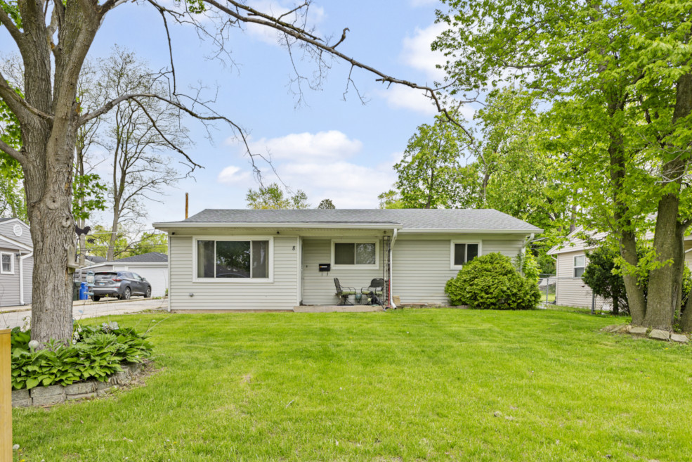 8 Sparrow Road Carpentersville, IL 60110 - Photo 2 of 23 Gallery Image 2