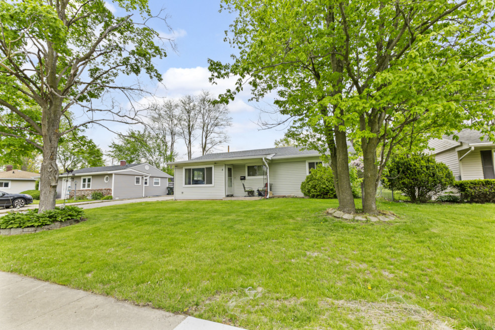8 Sparrow Road Carpentersville, IL 60110 - Photo 3 of 23 Gallery Image 3