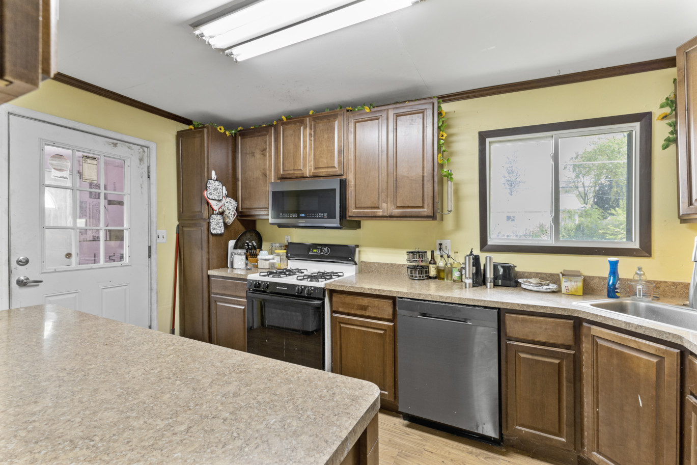 8 Sparrow Road Carpentersville, IL 60110 - Photo 4 of 23 Gallery Image 4