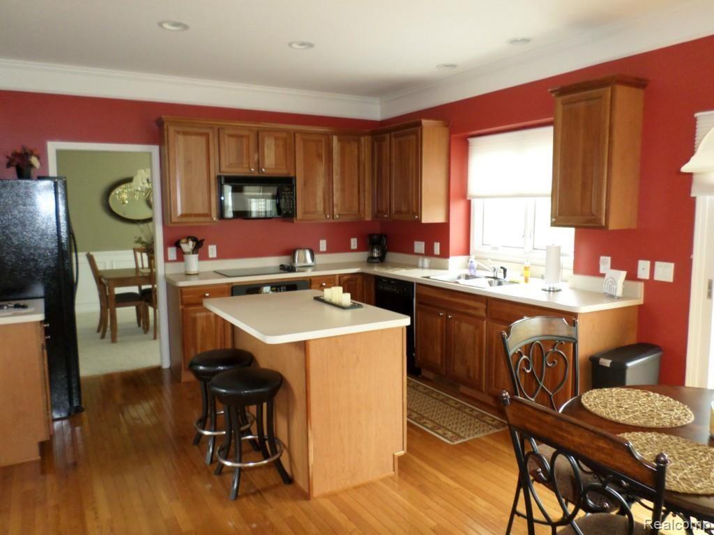 656 Bliss Drive Rochester, MI 48307 - Photo 2 of 40 kitchen.jpg