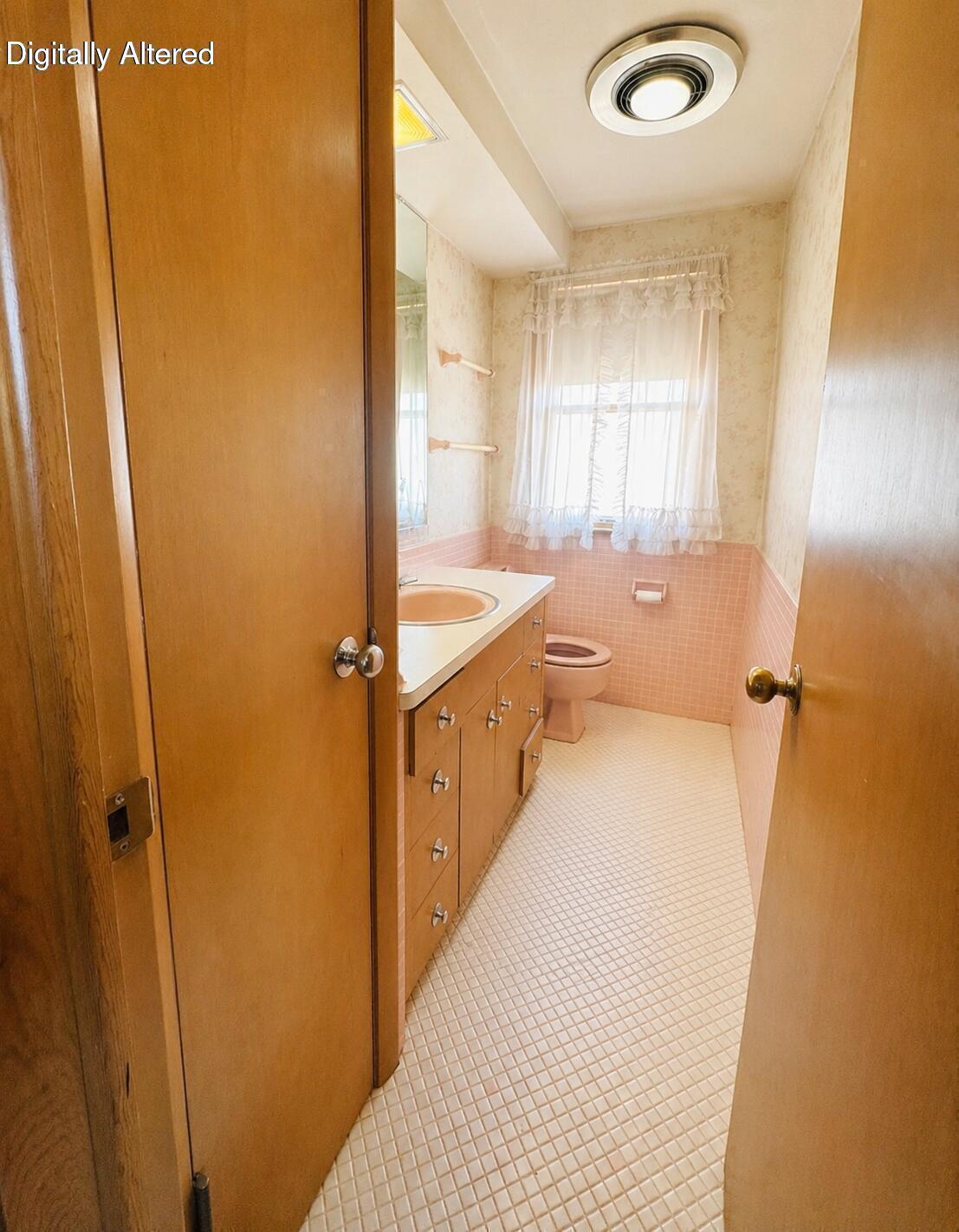 3140 South 28th Street Milwaukee, WI 53215 - Photo 16 of 24 Upper level half bath