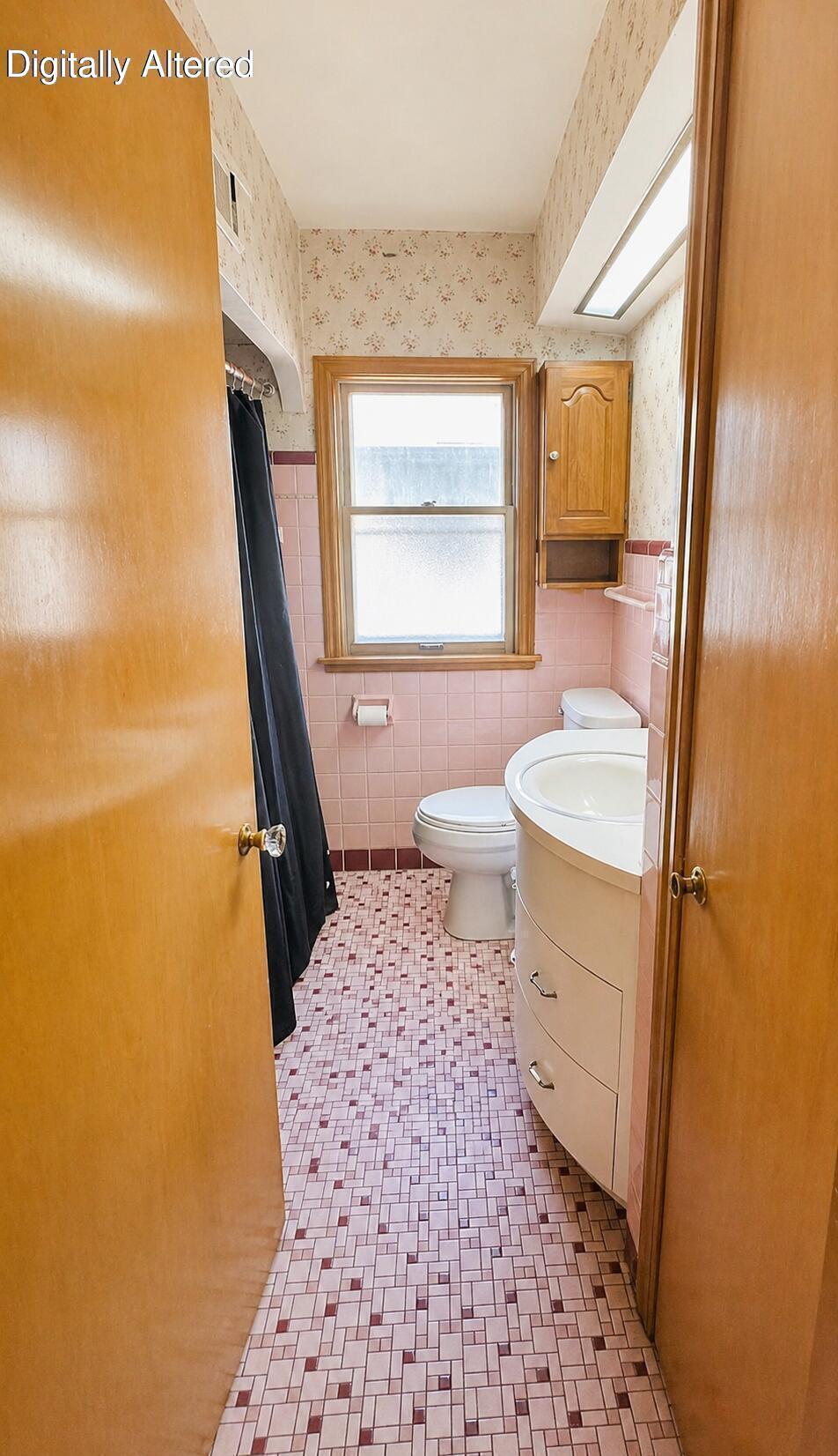 3140 South 28th Street Milwaukee, WI 53215 - Photo 6 of 24 Main level full bath