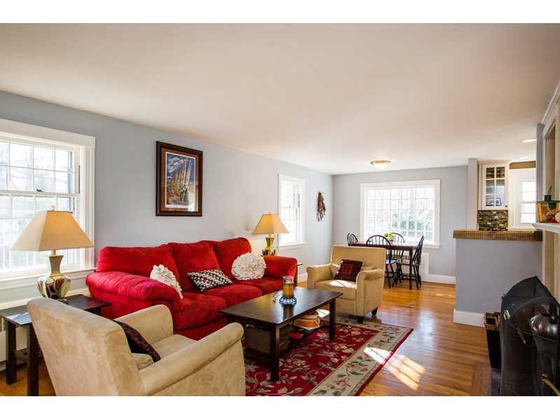 25 Woodcrest Road Cape Elizabeth, ME 04107 - Photo 10 of 32 Living Room.