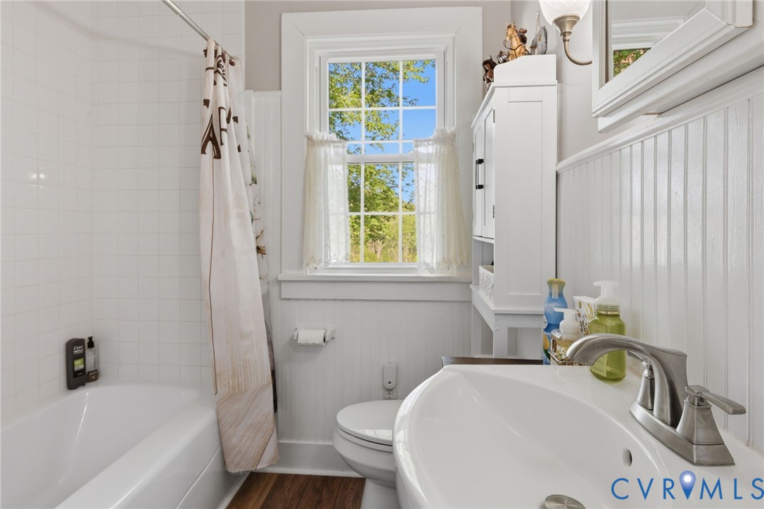 334 Pump Road New Canton, VA 23123 - Photo 16 of 74 a bathroom with a sink a toilet and bathtub