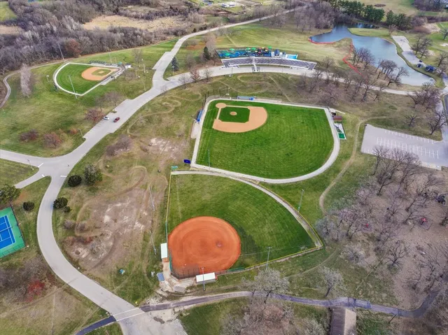 $600,000 | 13902 Kishwaukee Valley Road, Woodstock, IL 60098