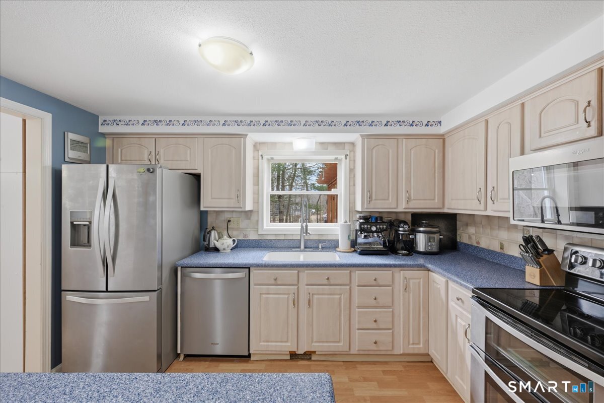 393 Forsyth Road Salem, CT 06420 - Photo 3 of 40