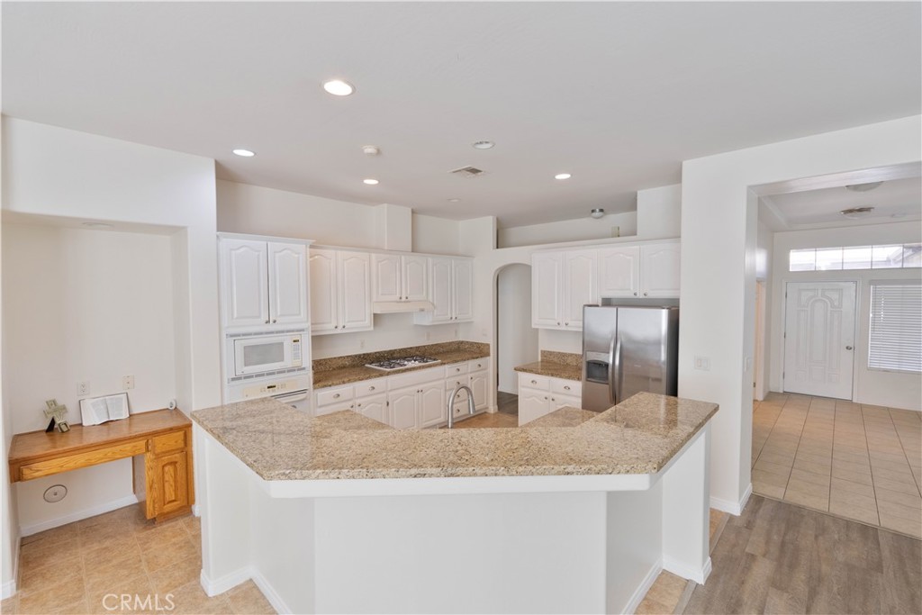 207 Riesling Vines Street Bakersfield, CA 93314 - Photo 10 of 34