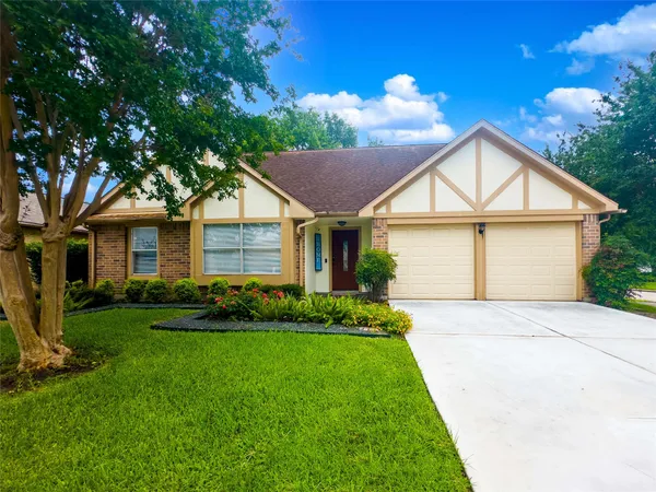 a view of house with a yard