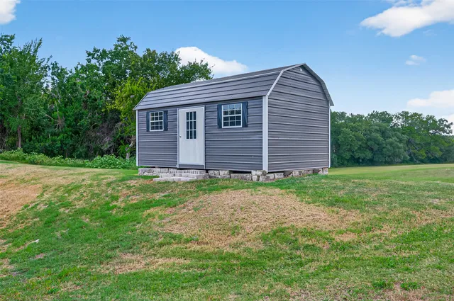 a view of a house with a backyard