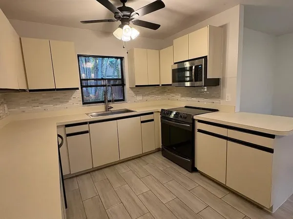 $2,400 | 51 Meadows Drive, Boynton Beach, FL 33436